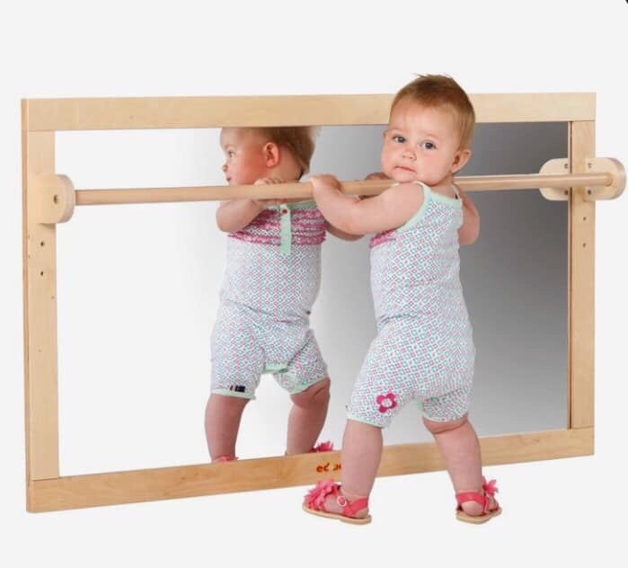Gương có tay vịn giúp bé tập đứng, tập đi