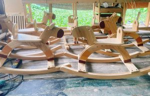 Ngựa gỗ được làm từ 100% gỗ tần bì và các cạnh đã được mài nhẵn